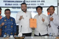 Wali Kota Padang Fadly Amran menerima exit meeting BPK Perwakilan Provinsi Sumbar di Gedung Putih Rumah Dinas Wali Kota Padang, Rabu (17/12/2025). (Foto: Prokopim Padang)