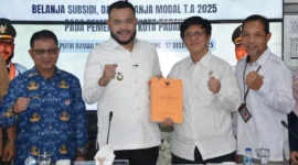 Wali Kota Padang Fadly Amran menerima exit meeting BPK Perwakilan Provinsi Sumbar di Gedung Putih Rumah Dinas Wali Kota Padang, Rabu (17/12/2025). (Foto: Prokopim Padang)
