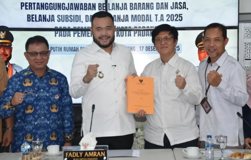 Wali Kota Padang Fadly Amran menerima exit meeting BPK Perwakilan Provinsi Sumbar di Gedung Putih Rumah Dinas Wali Kota Padang, Rabu (17/12/2025). (Foto: Prokopim Padang)