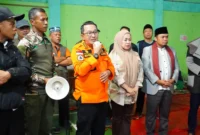 Bupati Tanah Datar Eka Putra bersama Ketua TP PKK Ny. Lise Eka Putra dan unsur Forkopimda mengunjungi posko pengungsian di Gedung Serbaguna Kantor Camat X Koto, Minggu malam (30/11/2025). (Foto: Prokopim Tanah Datar)