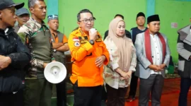 Bupati Tanah Datar Eka Putra bersama Ketua TP PKK Ny. Lise Eka Putra dan unsur Forkopimda mengunjungi posko pengungsian di Gedung Serbaguna Kantor Camat X Koto, Minggu malam (30/11/2025). (Foto: Prokopim Tanah Datar)