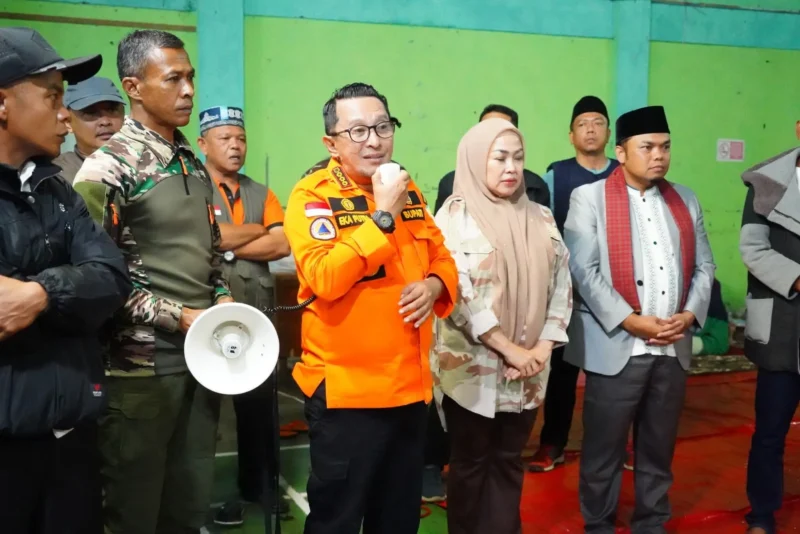 Bupati Tanah Datar Eka Putra bersama Ketua TP PKK Ny. Lise Eka Putra dan unsur Forkopimda mengunjungi posko pengungsian di Gedung Serbaguna Kantor Camat X Koto, Minggu malam (30/11/2025). (Foto: Prokopim Tanah Datar)