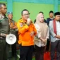 Bupati Tanah Datar Eka Putra bersama Ketua TP PKK Ny. Lise Eka Putra dan unsur Forkopimda mengunjungi posko pengungsian di Gedung Serbaguna Kantor Camat X Koto, Minggu malam (30/11/2025). (Foto: Prokopim Tanah Datar)