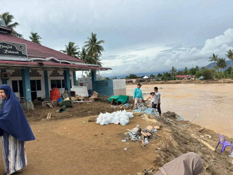 Korban banjir Padang terus bertambah, 4.446 warga masih mengungsi dan 12 meninggal dunia. (Foto: FB Diskominfo Padang)