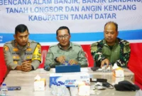 Bupati Tanah Datar, Eka Putra memimpin rapat evaluasi penanganan bencana di Posko Utama Bantuan, Nagari Batu Taba, Kecamatan Batipuh Selatan, Kamis (4/12/2025) malam. (Foto: Prokopim Tanah Datar)
