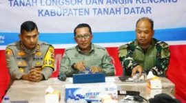 Bupati Tanah Datar, Eka Putra memimpin rapat evaluasi penanganan bencana di Posko Utama Bantuan, Nagari Batu Taba, Kecamatan Batipuh Selatan, Kamis (4/12/2025) malam. (Foto: Prokopim Tanah Datar)