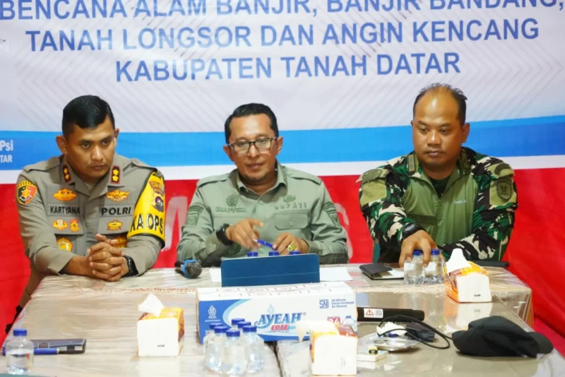 Bupati Tanah Datar, Eka Putra memimpin rapat evaluasi penanganan bencana di Posko Utama Bantuan, Nagari Batu Taba, Kecamatan Batipuh Selatan, Kamis (4/12/2025) malam. (Foto: Prokopim Tanah Datar)
