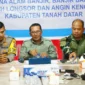 Bupati Tanah Datar, Eka Putra memimpin rapat evaluasi penanganan bencana di Posko Utama Bantuan, Nagari Batu Taba, Kecamatan Batipuh Selatan, Kamis (4/12/2025) malam. (Foto: Prokopim Tanah Datar)