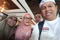 Gubernur Jabar Kang Dedi Mulyadi (KDM) memborong 1.000 bungkus rendang produksi pelaku UMKM Kota Padang untuk dikirim ke Aceh. (Foto: Diskominfo Padang)