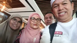 Gubernur Jabar Kang Dedi Mulyadi (KDM) memborong 1.000 bungkus rendang produksi pelaku UMKM Kota Padang untuk dikirim ke Aceh. (Foto: Diskominfo Padang)