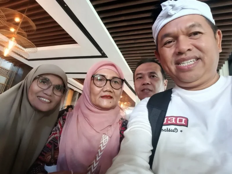 Gubernur Jabar Kang Dedi Mulyadi (KDM) memborong 1.000 bungkus rendang produksi pelaku UMKM Kota Padang untuk dikirim ke Aceh. (Foto: Diskominfo Padang)