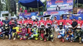 Pembukaan Kejuaraan Grasstrack Motocross Piala Polres Pasaman Barat di Sirkuit Permanen HIC Padang Tujuh, Sabtu–Minggu (13–14/12/2025). (Foto: Diskominfo Pasbar)