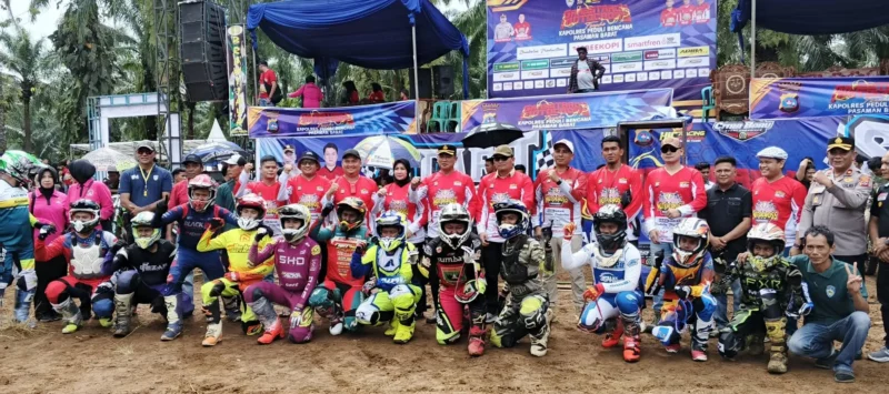 Pembukaan Kejuaraan Grasstrack Motocross Piala Polres Pasaman Barat di Sirkuit Permanen HIC Padang Tujuh, Sabtu–Minggu (13–14/12/2025). (Foto: Diskominfo Pasbar)
