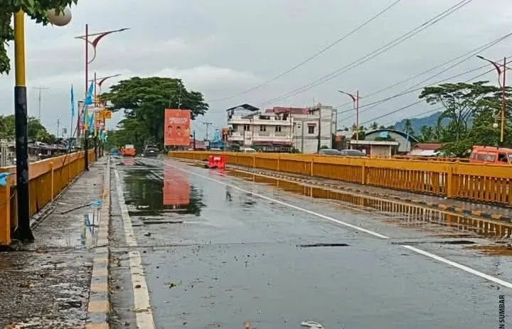 Pemko Padang pastikan Jembatan Muaro Penjalinan aman dilalui. (Foto: Diskominfo Padang)