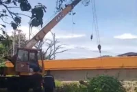 Dinas PUPR Padang mengevakuasi gelondongan kayu di bawah Jembatan Siteba pascabanjir. (Foto: Diskominfo Padang)