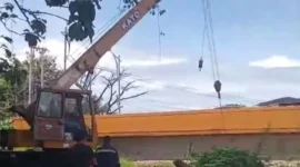 Dinas PUPR Padang mengevakuasi gelondongan kayu di bawah Jembatan Siteba pascabanjir. (Foto: Diskominfo Padang)
