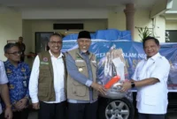 Mendagri Tito Karnavian menyerahkan bantuan kemanusiaan secara simbolis kepada Gubernur Sumbar Mahyeldi Ansharullah di VIP BIM, Rabu (17/12/2025). (Foto: ADPSB)