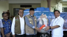 Mendagri Tito Karnavian menyerahkan bantuan kemanusiaan secara simbolis kepada Gubernur Sumbar Mahyeldi Ansharullah di VIP BIM, Rabu (17/12/2025). (Foto: ADPSB)