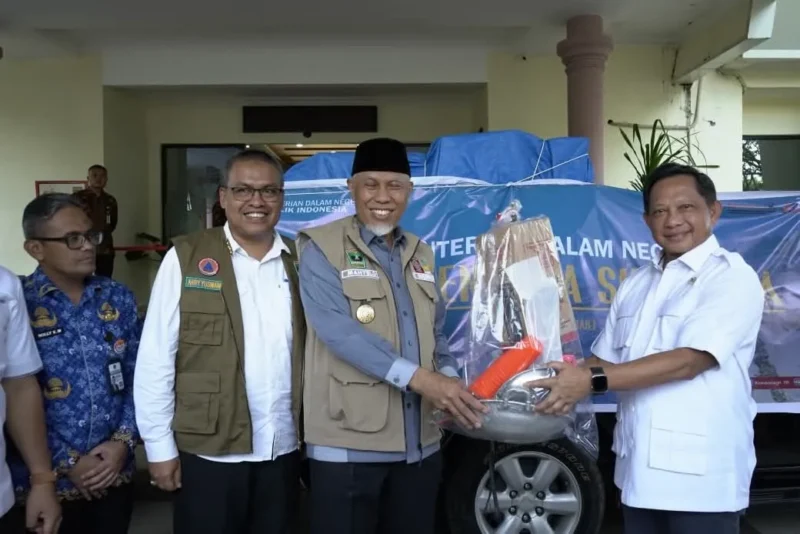Mendagri Tito Karnavian menyerahkan bantuan kemanusiaan secara simbolis kepada Gubernur Sumbar Mahyeldi Ansharullah di VIP BIM, Rabu (17/12/2025). (Foto: ADPSB)