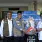 Mendagri Tito Karnavian menyerahkan bantuan kemanusiaan secara simbolis kepada Gubernur Sumbar Mahyeldi Ansharullah di VIP BIM, Rabu (17/12/2025). (Foto: ADPSB)