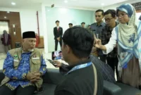 Gubernur Mahyeldi di sela-sela kegiatan pembekalan mahasiswa KKN UNP di Padang, Rabu (17/12/2025). (Foto: ADPSB)