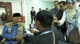 Gubernur Mahyeldi di sela-sela kegiatan pembekalan mahasiswa KKN UNP di Padang, Rabu (17/12/2025). (Foto: ADPSB)