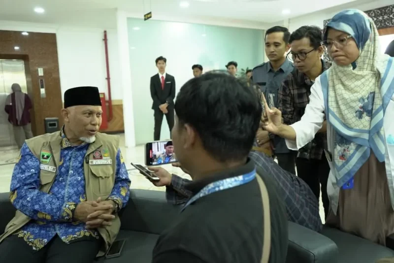 Gubernur Mahyeldi di sela-sela kegiatan pembekalan mahasiswa KKN UNP di Padang, Rabu (17/12/2025). (Foto: ADPSB)