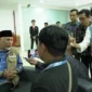 Gubernur Mahyeldi di sela-sela kegiatan pembekalan mahasiswa KKN UNP di Padang, Rabu (17/12/2025). (Foto: ADPSB)