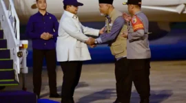 Presiden Prabowo tiba di Bandara Internasional Minangkabau (BIM), Rabu (17/12/2025) pukul 18.30 WIB. (Foto: Setkab RI)