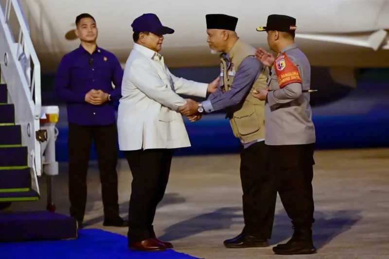 Presiden Prabowo tiba di Bandara Internasional Minangkabau (BIM), Rabu (17/12/2025) pukul 18.30 WIB. (Foto: Setkab RI)