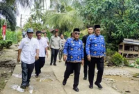 Bupati Pasbar, Yulianto bersama Wakil Bupati M. Ihpan mengunjungi daerah terdampak bencana di Jorong Lubuk Gobing, Nagari Batahan Tengah, Kecamatan Batahan, Rabu (17/12). (Foto: Kominfo Pasbar)