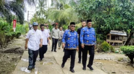 Bupati Pasbar, Yulianto bersama Wakil Bupati M. Ihpan mengunjungi daerah terdampak bencana di Jorong Lubuk Gobing, Nagari Batahan Tengah, Kecamatan Batahan, Rabu (17/12). (Foto: Kominfo Pasbar)