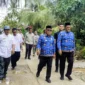 Bupati Pasbar, Yulianto bersama Wakil Bupati M. Ihpan mengunjungi daerah terdampak bencana di Jorong Lubuk Gobing, Nagari Batahan Tengah, Kecamatan Batahan, Rabu (17/12). (Foto: Kominfo Pasbar)