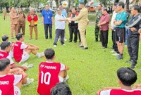 Wali Kota Padang, Fadly Amran memberikan bonus Rp 10 juta kepada para pemain untuk menghadapi Liga 4 Sumbar. (Foto: Diskominfo Padang)