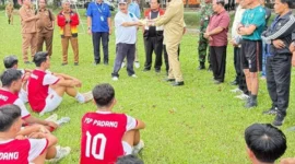 Wali Kota Padang, Fadly Amran memberikan bonus Rp 10 juta kepada para pemain untuk menghadapi Liga 4 Sumbar. (Foto: Diskominfo Padang)