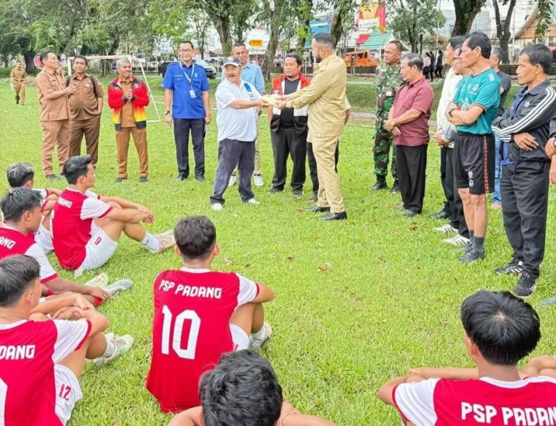 Wali Kota Padang, Fadly Amran memberikan bonus Rp 10 juta kepada para pemain untuk menghadapi Liga 4 Sumbar. (Foto: Diskominfo Padang)