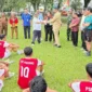 Wali Kota Padang, Fadly Amran memberikan bonus Rp 10 juta kepada para pemain untuk menghadapi Liga 4 Sumbar. (Foto: Diskominfo Padang)