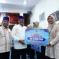 Bupati Tanah Datar Eka Putra menyerahkan bonus kepada kafilah MTQ, Kamis (18/12/2025) malam. (Foto: Prokopim Tanah Datar)
