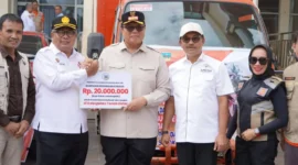 Wakil Bupati Tanah Datar Ahmad Fadly menerima bantuan bencana dari APKASI, Kamis (18/12/2025). (Foto: Prokopim Tanah Datar)
