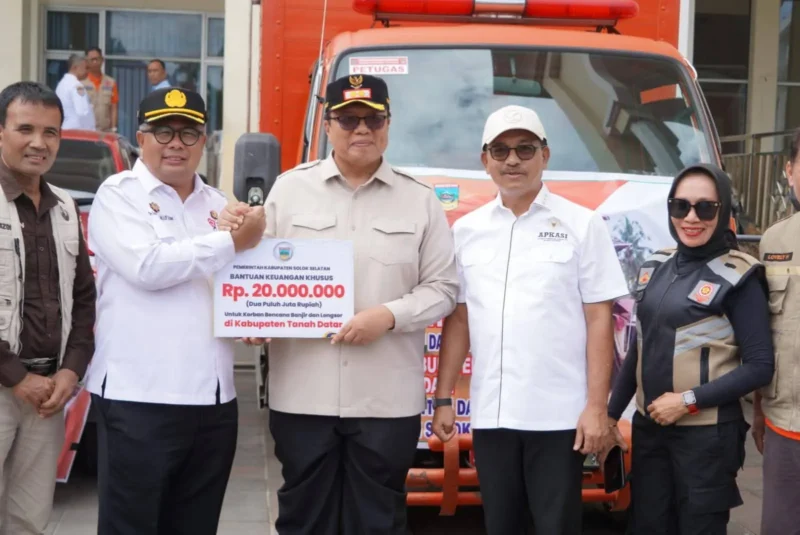 Wakil Bupati Tanah Datar Ahmad Fadly menerima bantuan bencana dari APKASI, Kamis (18/12/2025). (Foto: Prokopim Tanah Datar)