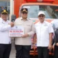 Wakil Bupati Tanah Datar Ahmad Fadly menerima bantuan bencana dari APKASI, Kamis (18/12/2025). (Foto: Prokopim Tanah Datar)