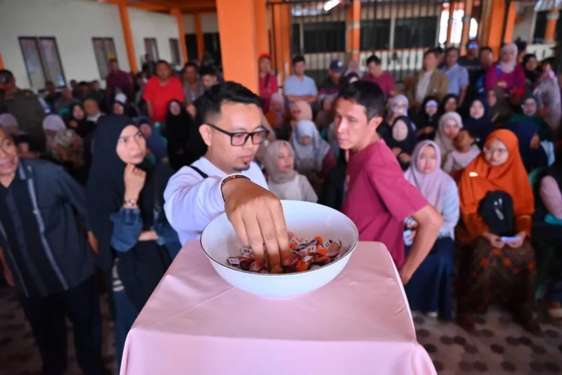 Pedagang mengikuti proses pencabutan nomor kios yang digelar Pemko Payakumbuh, Sabtu (20/12/2025). (Foto: MC Payakumbuh)