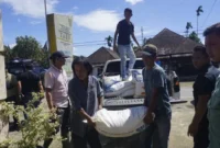 Pemkab Pasbar menyalurkan bantuan beras kepada warga terdampak bencana di Kecamatan Talamau, Sabtu (20/12/2025). (Foto: Kominfo Pasbar)