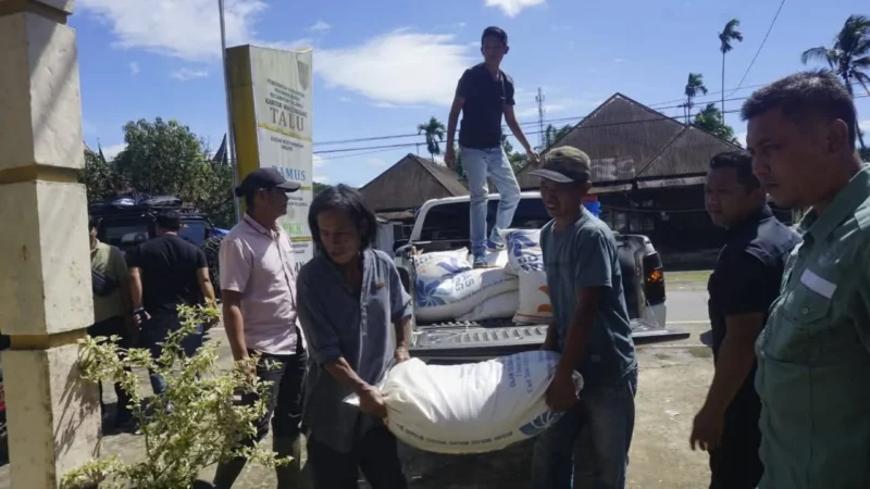 Pemkab Pasbar menyalurkan bantuan beras kepada warga terdampak bencana di Kecamatan Talamau, Sabtu (20/12/2025). (Foto: Kominfo Pasbar)