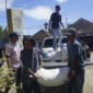 Pemkab Pasbar menyalurkan bantuan beras kepada warga terdampak bencana di Kecamatan Talamau, Sabtu (20/12/2025). (Foto: Kominfo Pasbar)