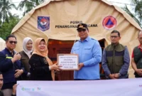 Wakil Bupati Tanah Datar Ahmad Fadly menerima bantuan untuk korban terdampak bencana di Tanah Datar, Sabtu (20/12/2025). (Foto: Prokopim Tanah Datar)