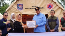 Wakil Bupati Tanah Datar Ahmad Fadly menerima bantuan untuk korban terdampak bencana di Tanah Datar, Sabtu (20/12/2025). (Foto: Prokopim Tanah Datar)