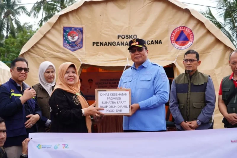 Wakil Bupati Tanah Datar Ahmad Fadly menerima bantuan untuk korban terdampak bencana di Tanah Datar, Sabtu (20/12/2025). (Foto: Prokopim Tanah Datar)