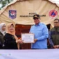 Wakil Bupati Tanah Datar Ahmad Fadly menerima bantuan untuk korban terdampak bencana di Tanah Datar, Sabtu (20/12/2025). (Foto: Prokopim Tanah Datar)
