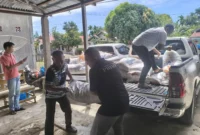 Penyaluran bantuan bencana kepada warga terdampak banjir di Jorong Sikabau, Nagari Ranah Koto Tinggi, Kecamatan Koto Balingka, Minggu (21/12). (Foto: Kominfo Pasbar)